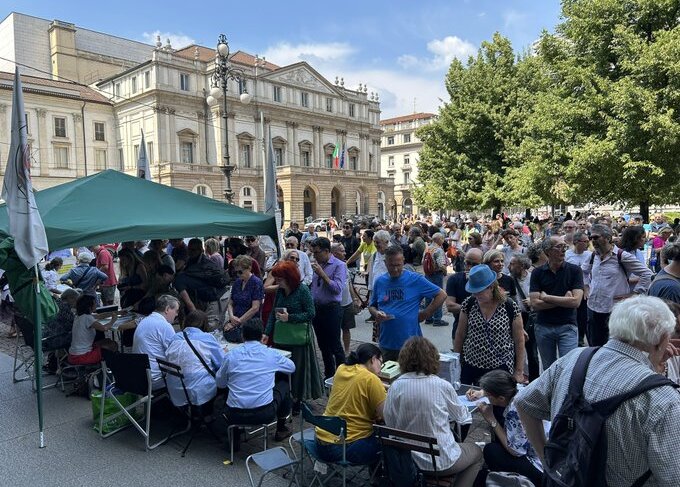 Firme in Piazza della Scala contro la Guerra
