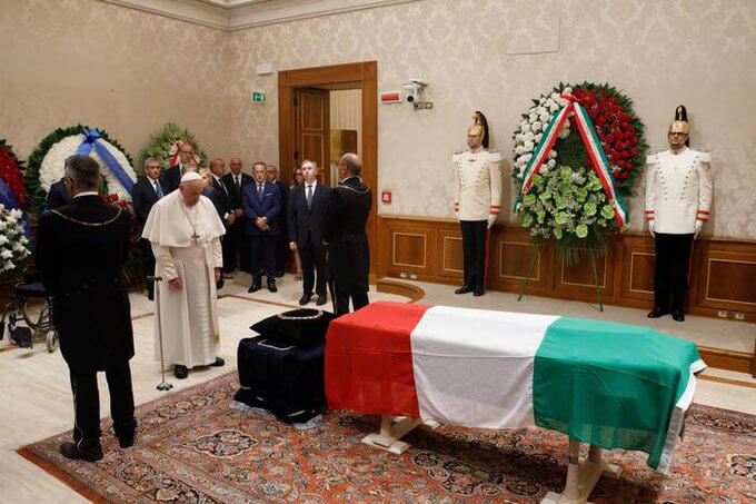 Il Papa rende omaggio a Napolitano