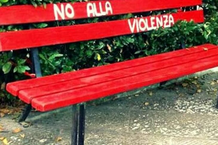 Panchina rossa al Fiocchi contro la violenza